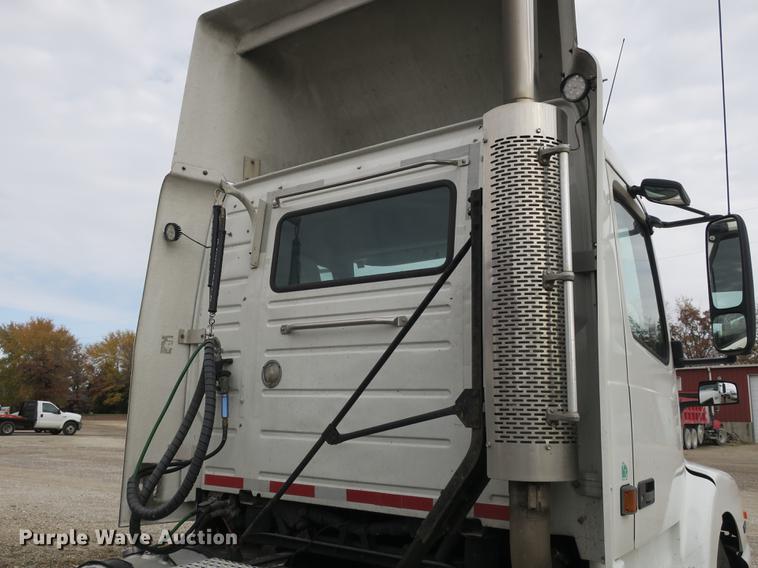 image for item EA9252 1998 Volvo VN semi truck