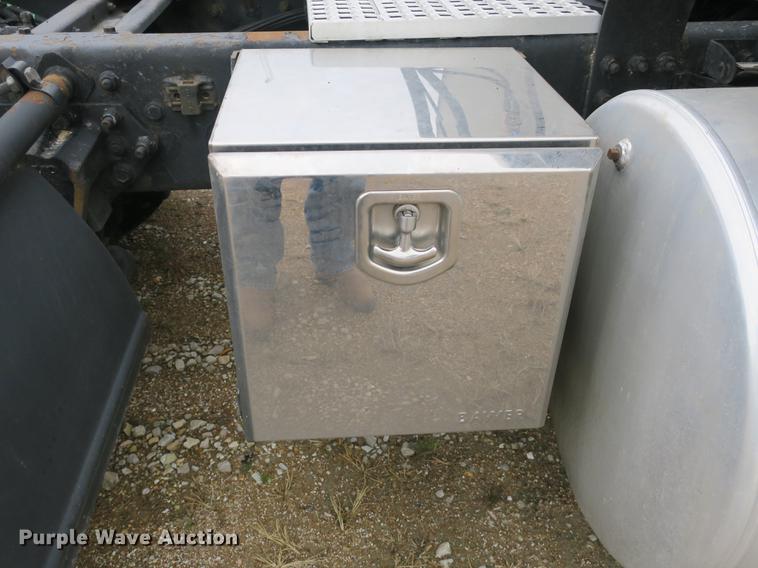 image for item EA9252 1998 Volvo VN semi truck