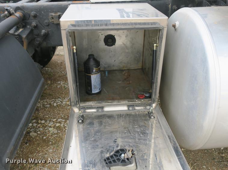 image for item EA9252 1998 Volvo VN semi truck