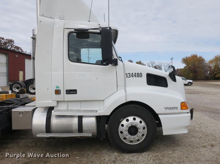 image for item EA9252 1998 Volvo VN semi truck