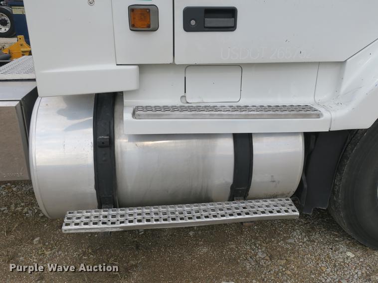 image for item EA9252 1998 Volvo VN semi truck