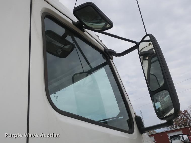 image for item EA9252 1998 Volvo VN semi truck