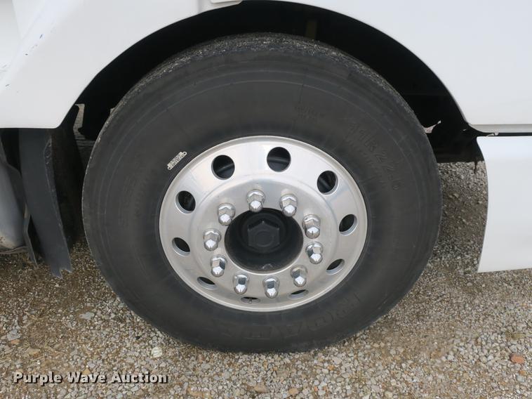 image for item EA9252 1998 Volvo VN semi truck