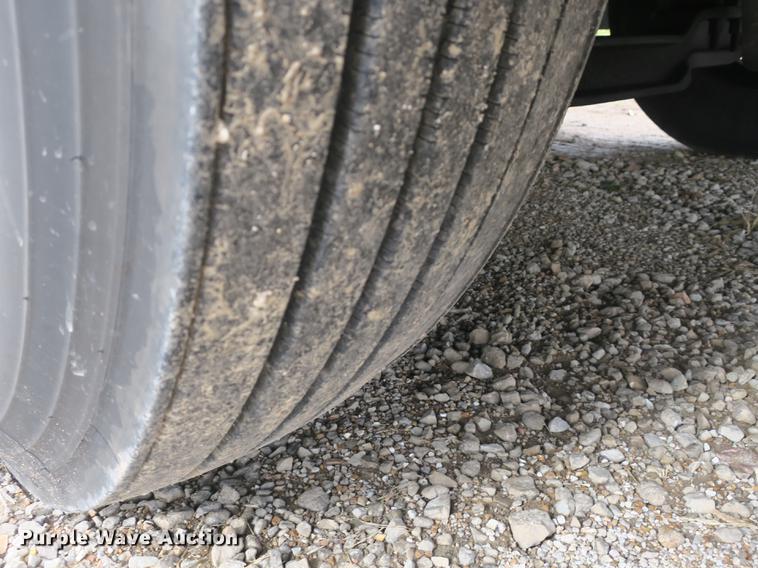 image for item EA9252 1998 Volvo VN semi truck