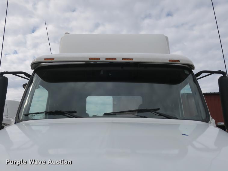 image for item EA9252 1998 Volvo VN semi truck