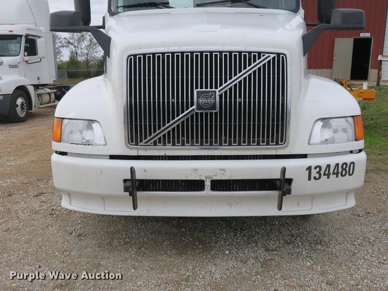 image for item EA9252 1998 Volvo VN semi truck