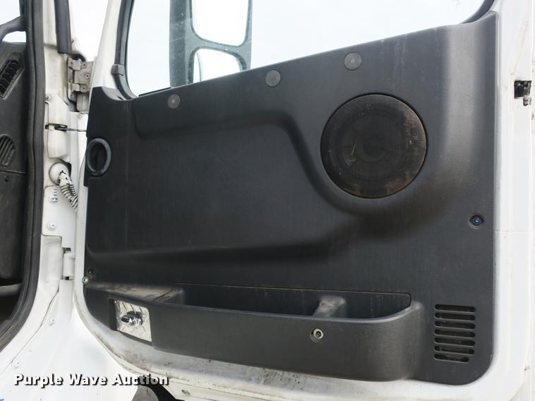 image for item EA9252 1998 Volvo VN semi truck