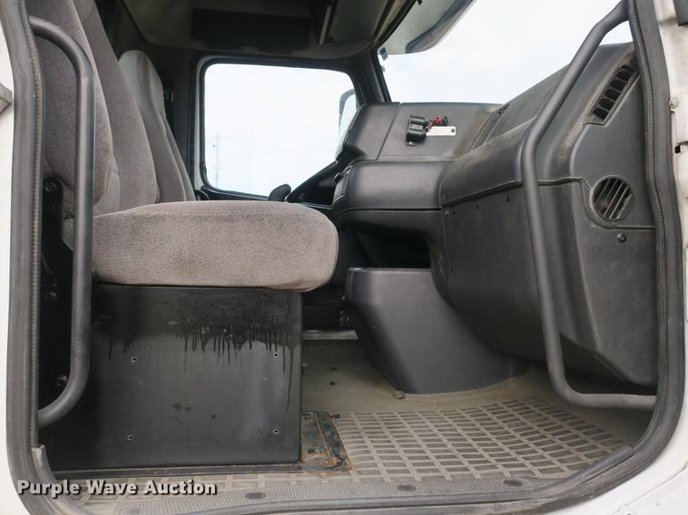 image for item EA9252 1998 Volvo VN semi truck