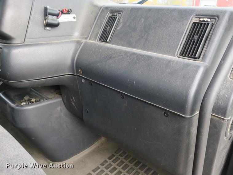 image for item EA9252 1998 Volvo VN semi truck