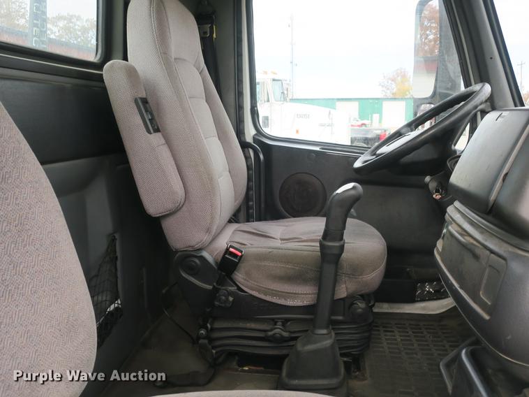 image for item EA9252 1998 Volvo VN semi truck