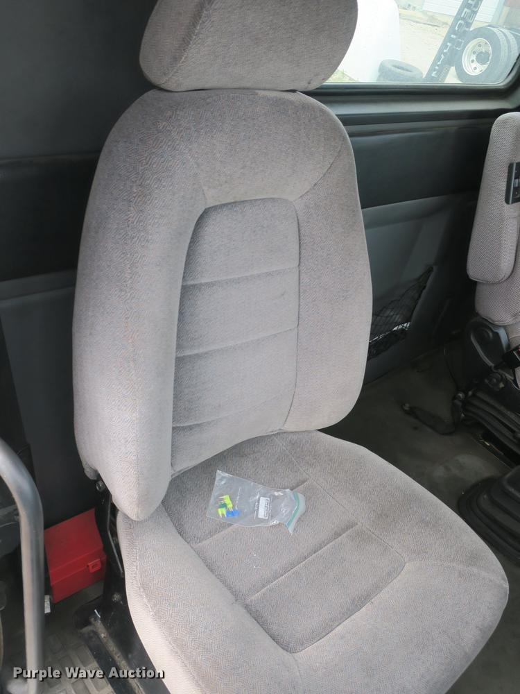 image for item EA9252 1998 Volvo VN semi truck