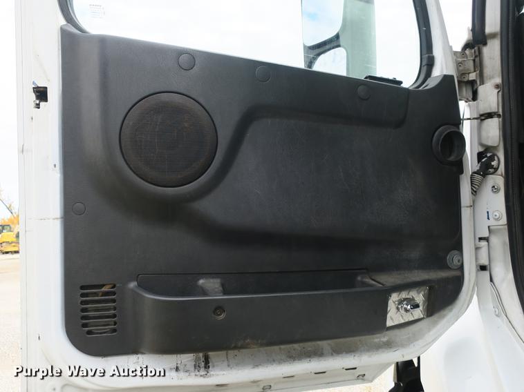 image for item EA9252 1998 Volvo VN semi truck