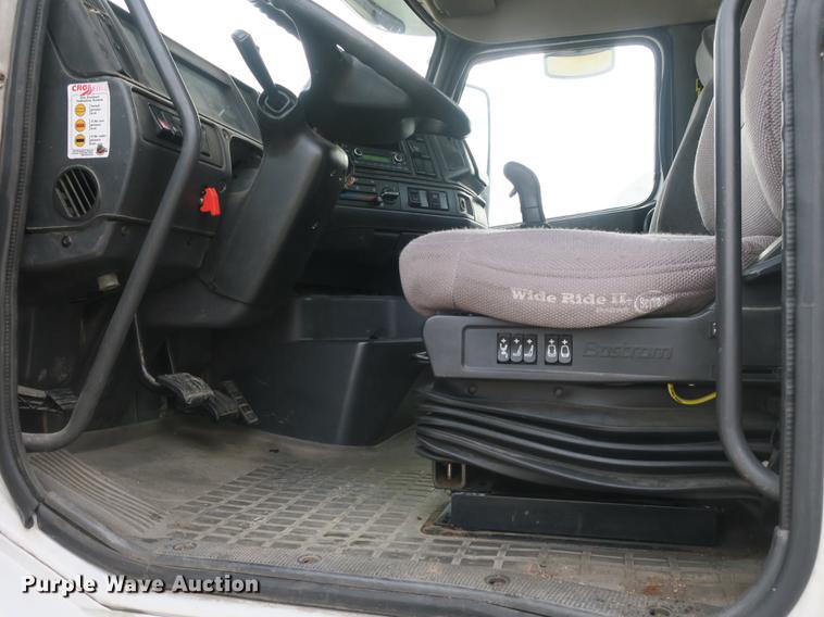 image for item EA9252 1998 Volvo VN semi truck