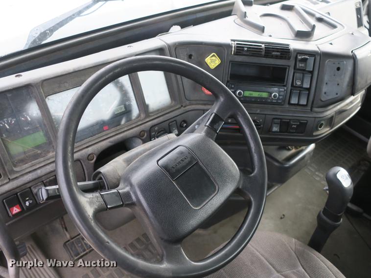 image for item EA9252 1998 Volvo VN semi truck