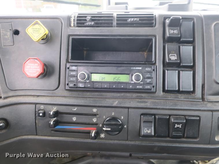 image for item EA9252 1998 Volvo VN semi truck