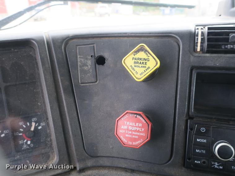 image for item EA9252 1998 Volvo VN semi truck