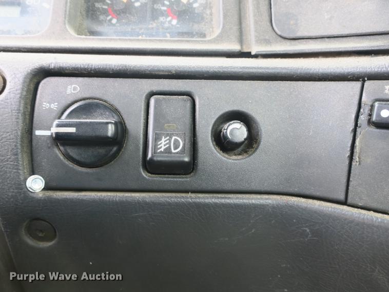 image for item EA9252 1998 Volvo VN semi truck