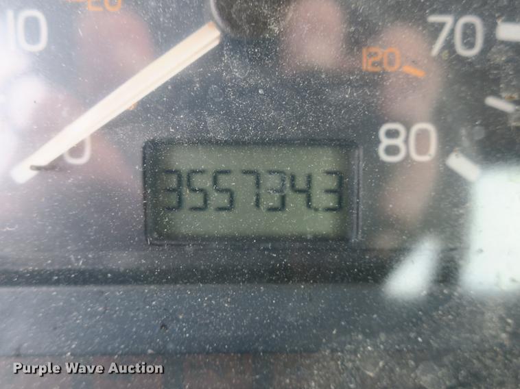 image for item EA9252 1998 Volvo VN semi truck