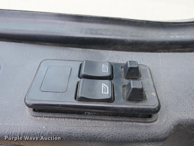 image for item EA9252 1998 Volvo VN semi truck