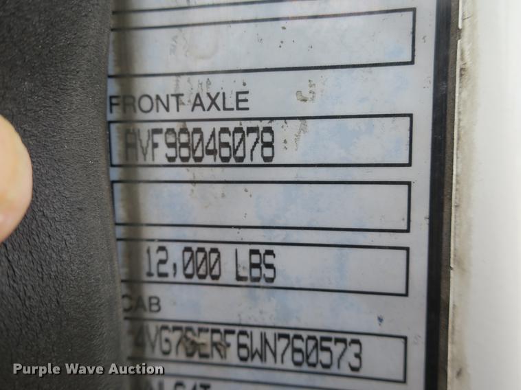 image for item EA9252 1998 Volvo VN semi truck