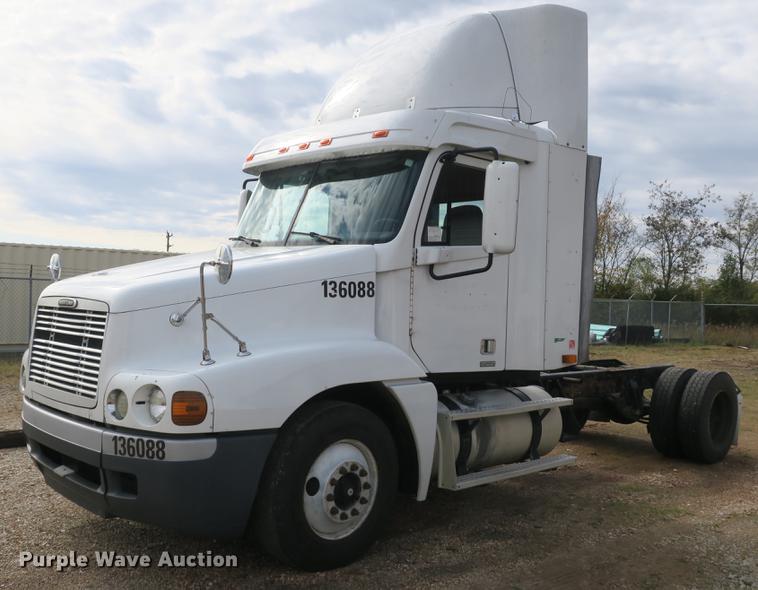 image for item EA9253 2000 Freightliner Century Class truck cab and chassis