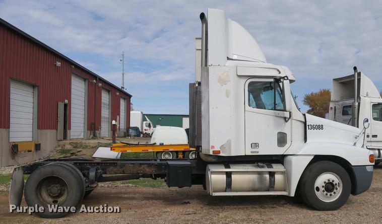 image for item EA9253 2000 Freightliner Century Class truck cab and chassis