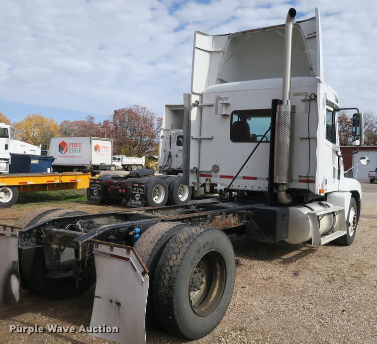 image for item EA9253 2000 Freightliner Century Class truck cab and chassis