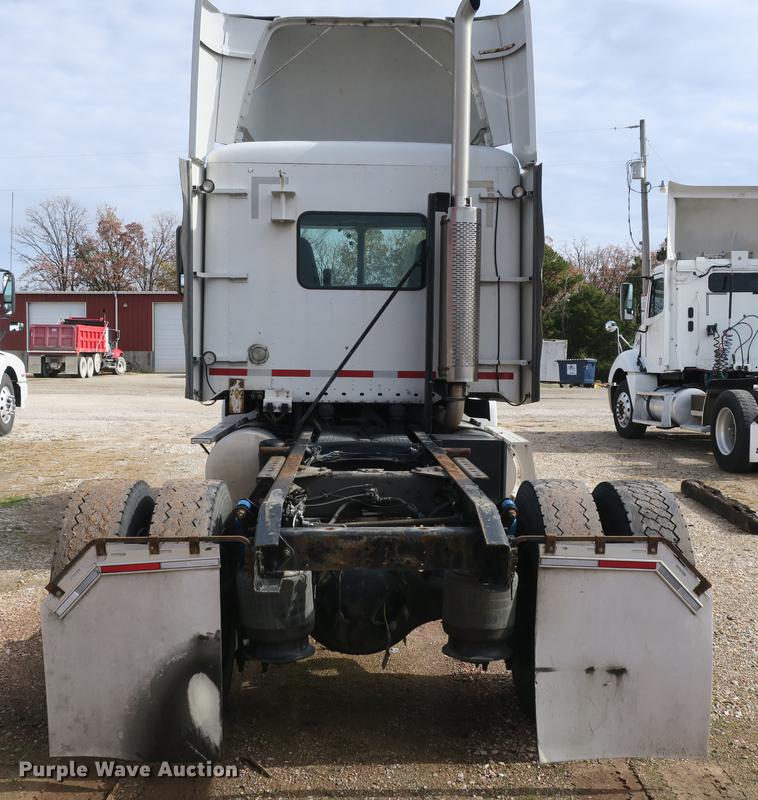 image for item EA9253 2000 Freightliner Century Class truck cab and chassis