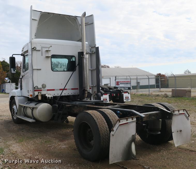image for item EA9253 2000 Freightliner Century Class truck cab and chassis
