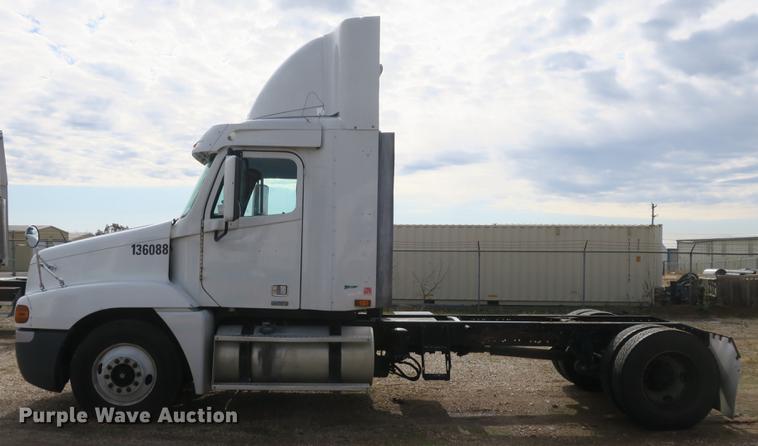 image for item EA9253 2000 Freightliner Century Class truck cab and chassis