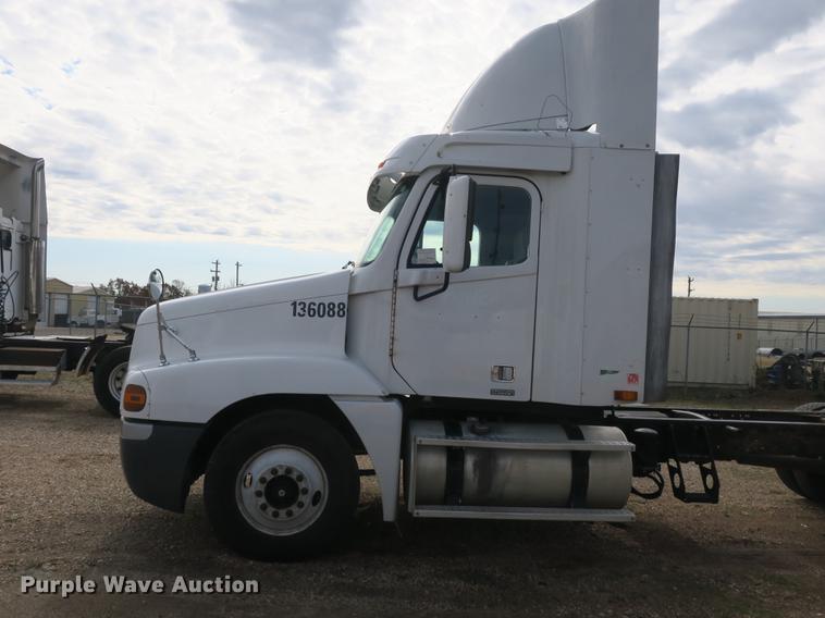 image for item EA9253 2000 Freightliner Century Class truck cab and chassis