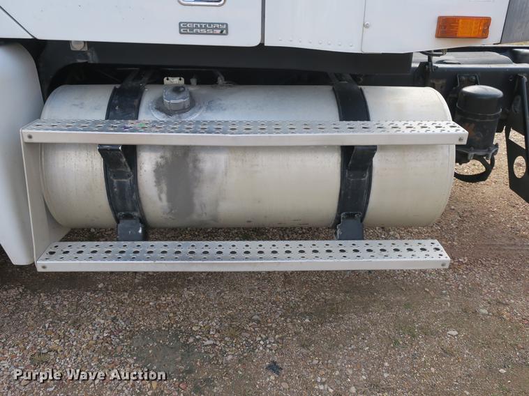 image for item EA9253 2000 Freightliner Century Class truck cab and chassis