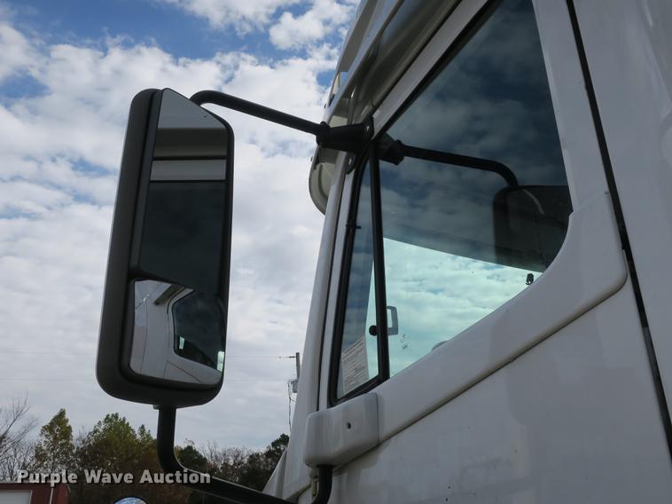 image for item EA9253 2000 Freightliner Century Class truck cab and chassis