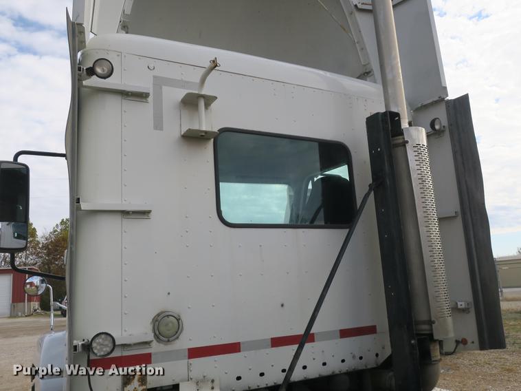 image for item EA9253 2000 Freightliner Century Class truck cab and chassis