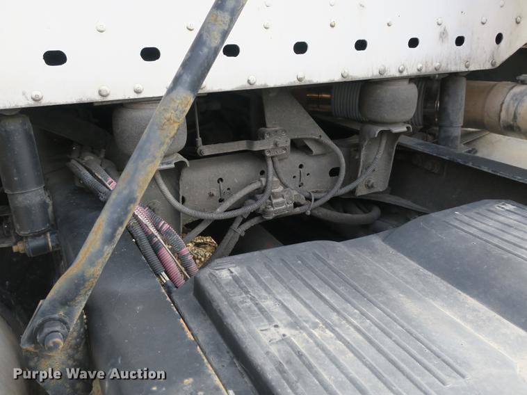 image for item EA9253 2000 Freightliner Century Class truck cab and chassis