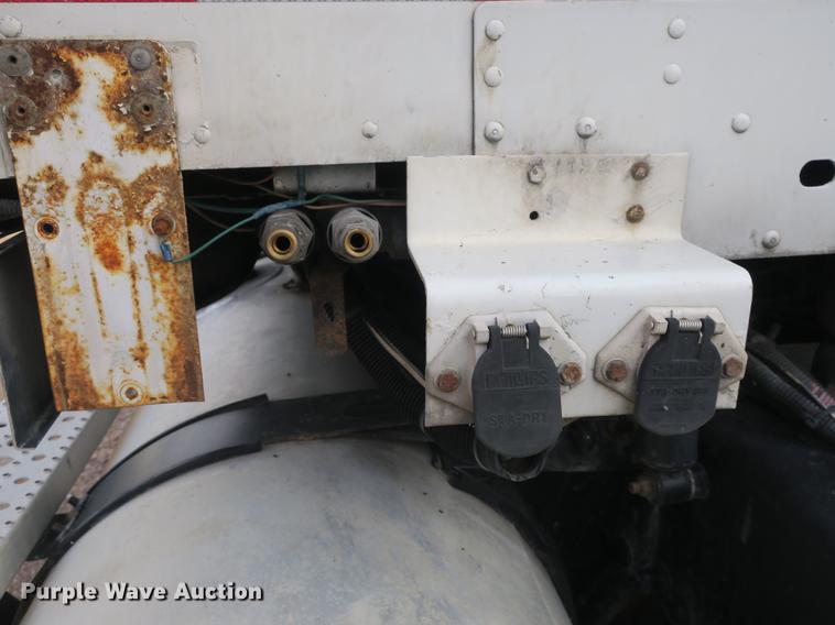 image for item EA9253 2000 Freightliner Century Class truck cab and chassis