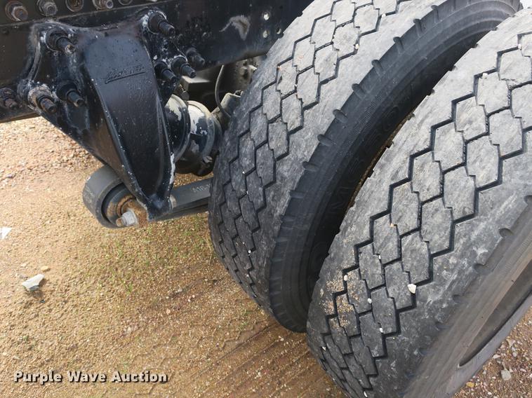 image for item EA9253 2000 Freightliner Century Class truck cab and chassis