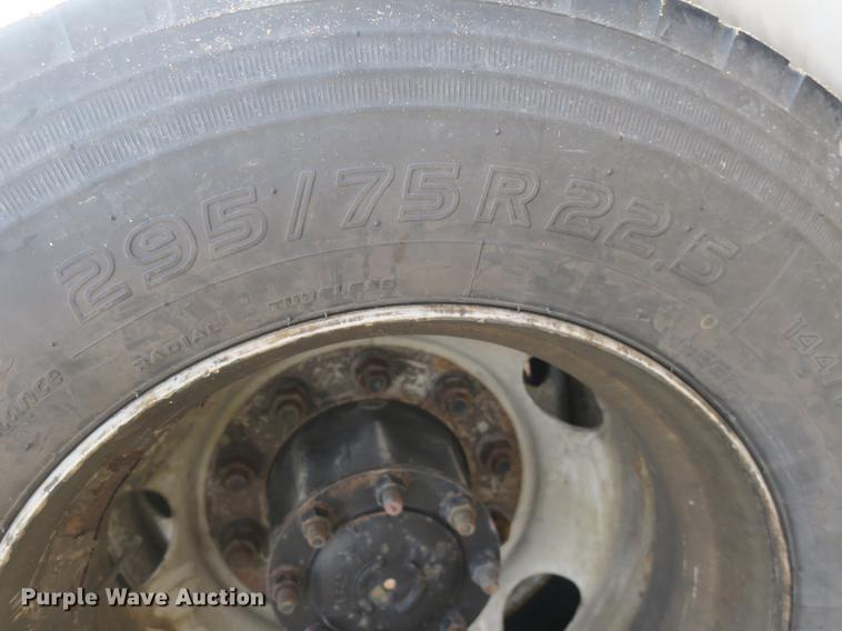 image for item EA9253 2000 Freightliner Century Class truck cab and chassis