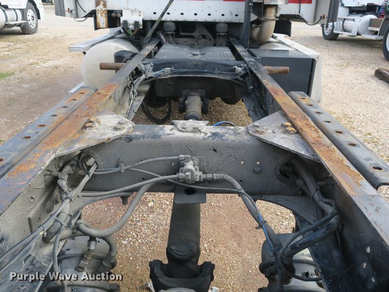 image for item EA9253 2000 Freightliner Century Class truck cab and chassis