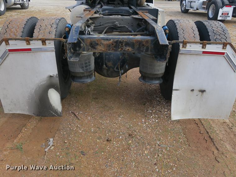 image for item EA9253 2000 Freightliner Century Class truck cab and chassis