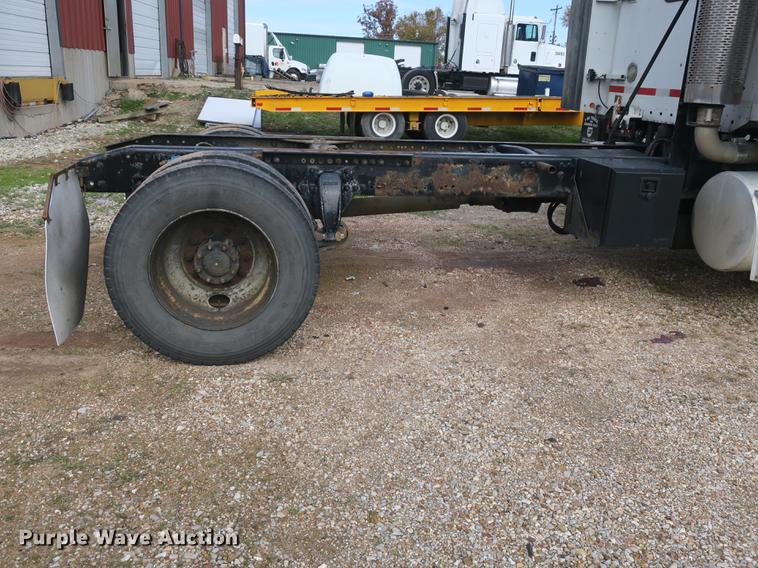 image for item EA9253 2000 Freightliner Century Class truck cab and chassis