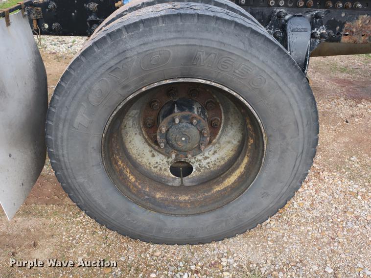 image for item EA9253 2000 Freightliner Century Class truck cab and chassis