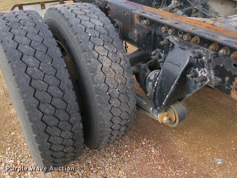 image for item EA9253 2000 Freightliner Century Class truck cab and chassis