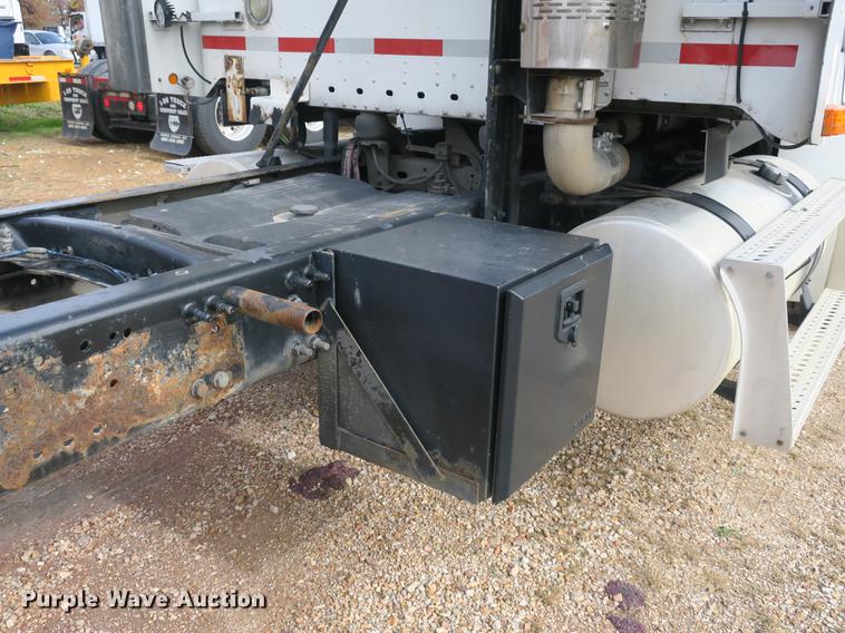 image for item EA9253 2000 Freightliner Century Class truck cab and chassis