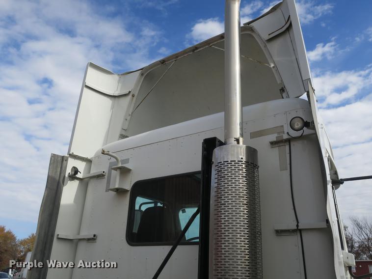 image for item EA9253 2000 Freightliner Century Class truck cab and chassis