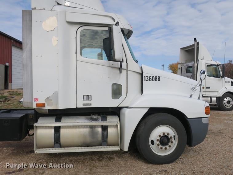 image for item EA9253 2000 Freightliner Century Class truck cab and chassis