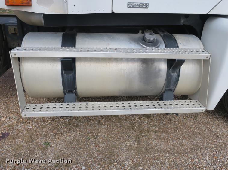 image for item EA9253 2000 Freightliner Century Class truck cab and chassis