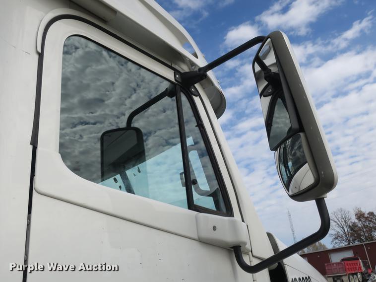 image for item EA9253 2000 Freightliner Century Class truck cab and chassis