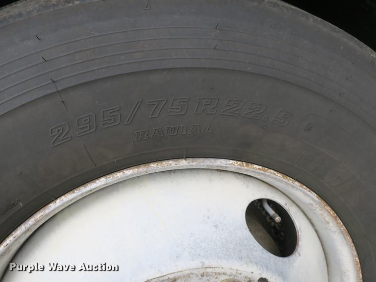 image for item EA9253 2000 Freightliner Century Class truck cab and chassis