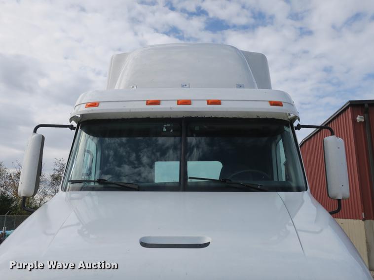 image for item EA9253 2000 Freightliner Century Class truck cab and chassis